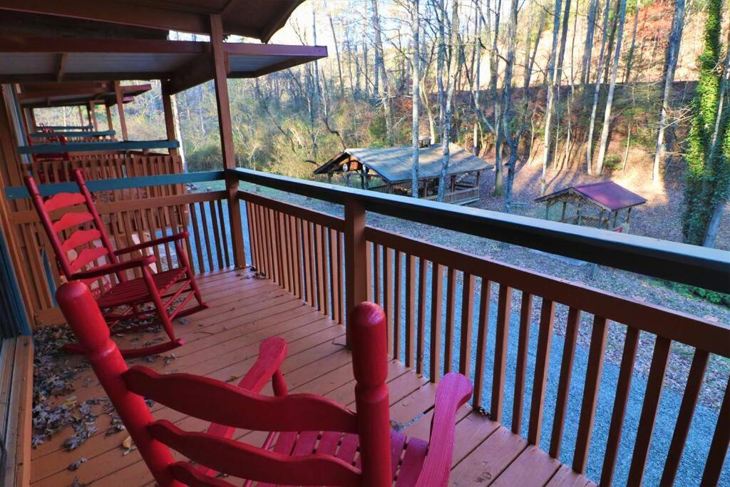 Amazing Cabin Fireplace And Stream #11 ヘレン エクステリア 写真