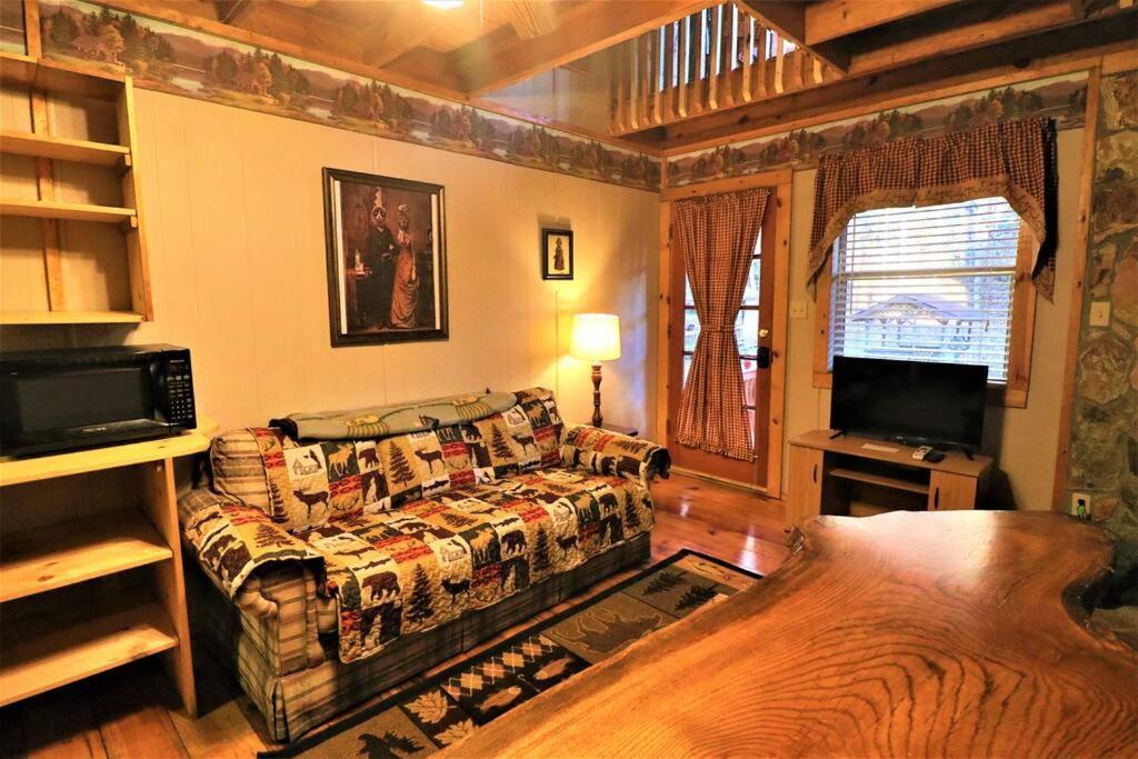 Amazing Cabin Fireplace And Stream #11 ヘレン エクステリア 写真