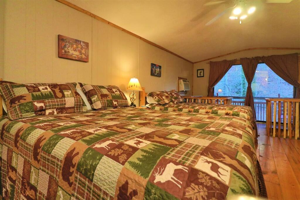 Amazing Cabin Fireplace And Stream #11 ヘレン エクステリア 写真