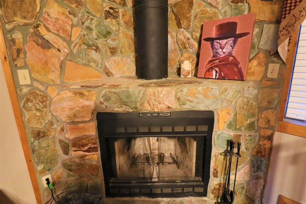 Amazing Cabin Fireplace And Stream #11 ヘレン エクステリア 写真