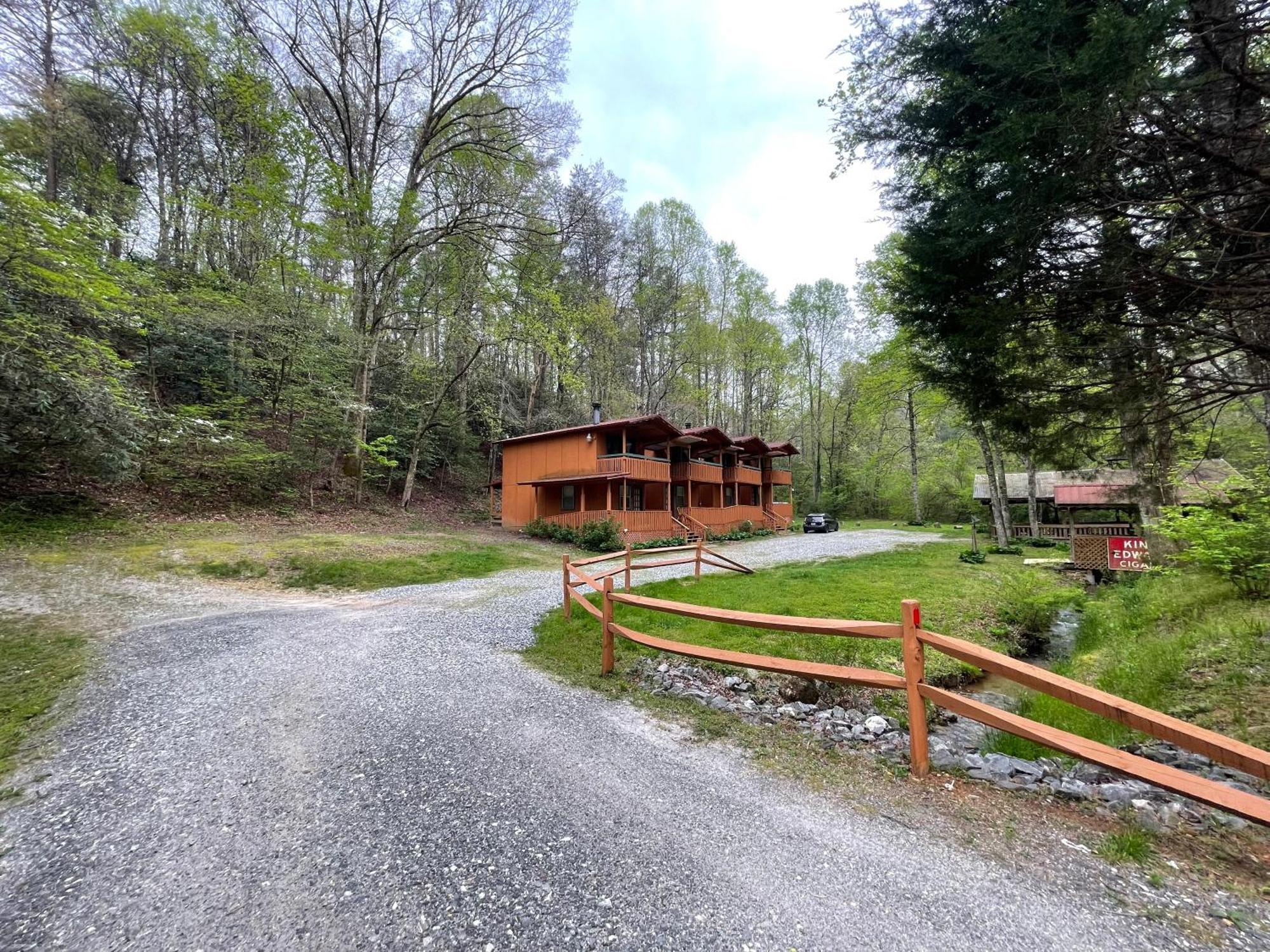 Amazing Cabin Fireplace And Stream #11 ヘレン エクステリア 写真