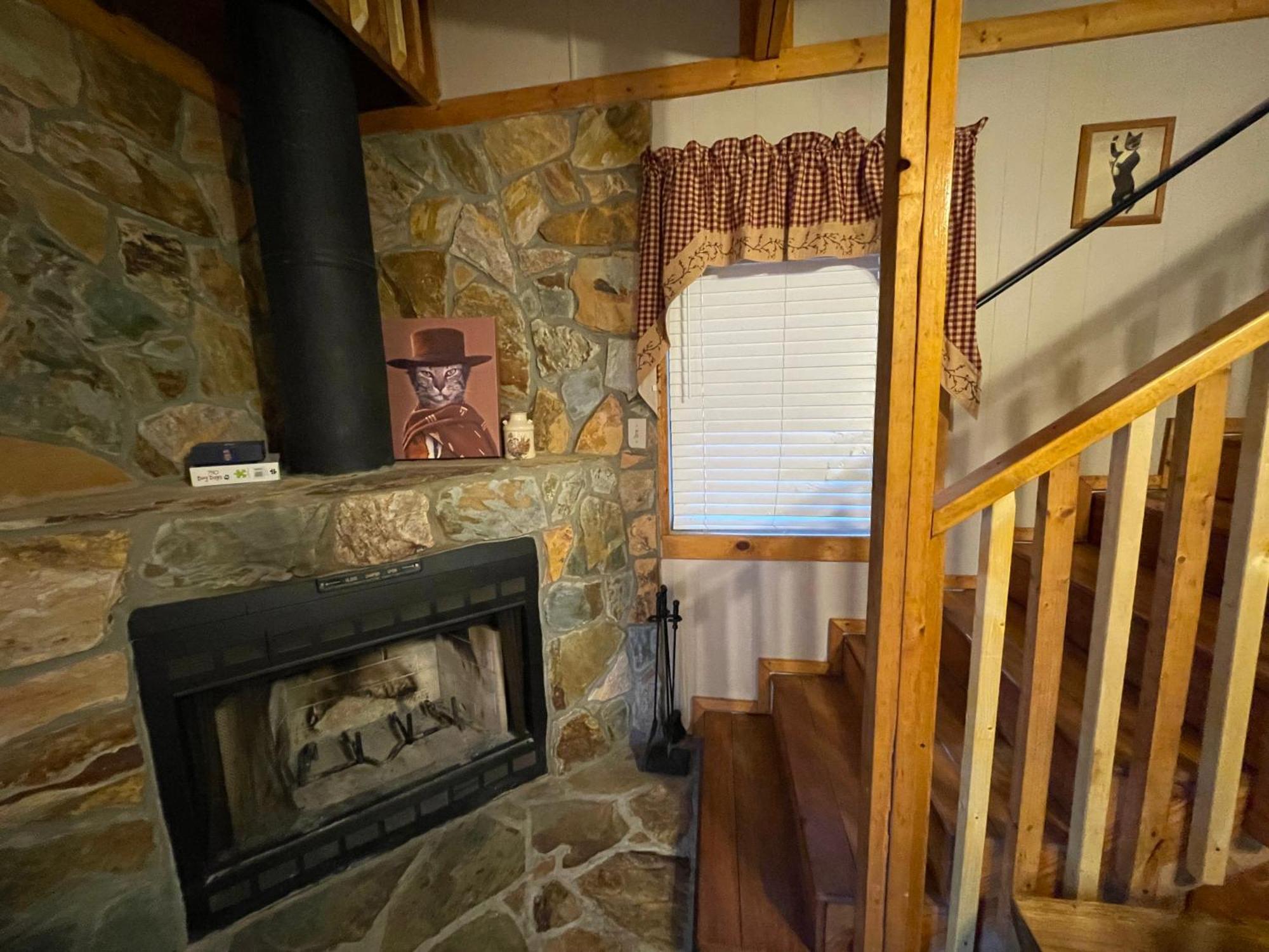 Amazing Cabin Fireplace And Stream #11 ヘレン エクステリア 写真